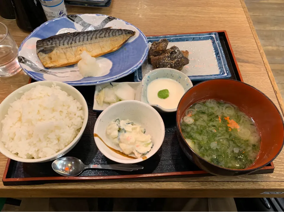 磯丸水産の塩鯖定食、本当は煮付けを食べたかったですが、煮付けは今はやっていないとの事でした😢|畑田 成治さん