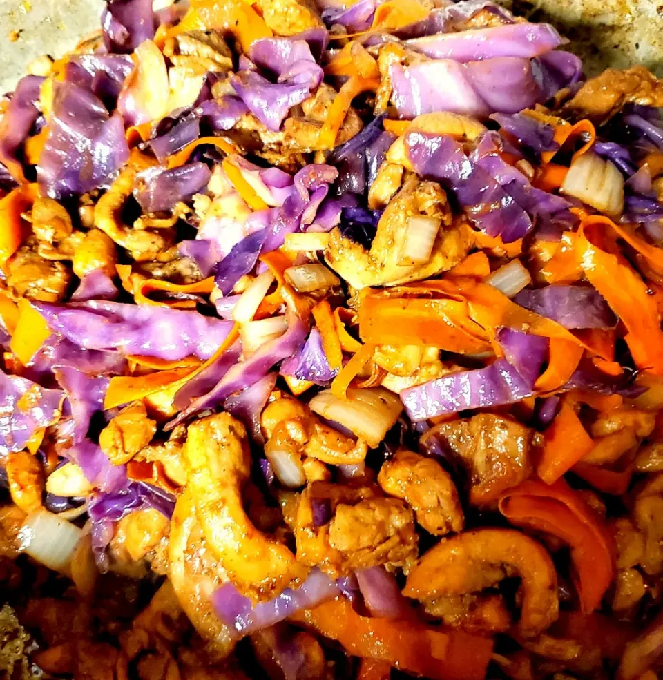 Chicken Teriyaki Stir fry with Red Cabbage Onions Garlic Carrots With a hint if fresh
Ginger.|Frank Ortizさん