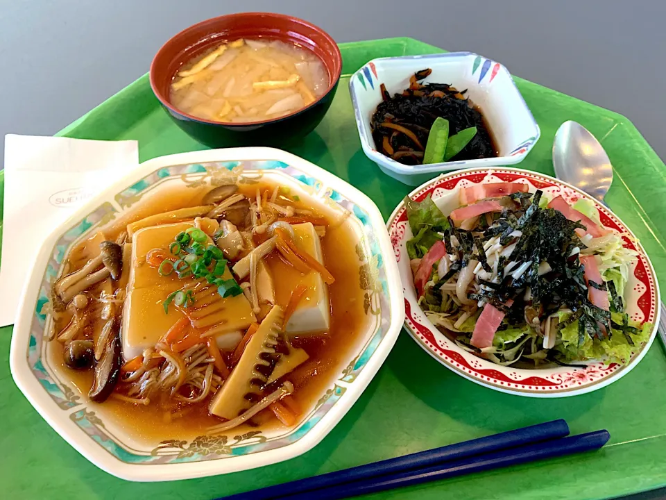 西湖豆腐（豆腐の野菜あんかけ）、ひじきとこんにゃく煮、きのこサラダ、味噌汁|Tadahiko Watanabeさん