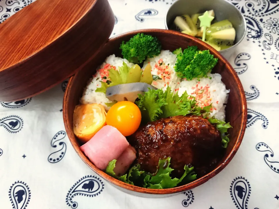 ✩｡* ハンバーグ弁当 *｡✩

🔥ハンバーグ
🥚卵焼き
🥓ベーコン巻き
🌼レンコンと甲子豆の煮物
🥦ブロッコリー
🍅プチトマト
🥝キーウィ|クロ母さんさん