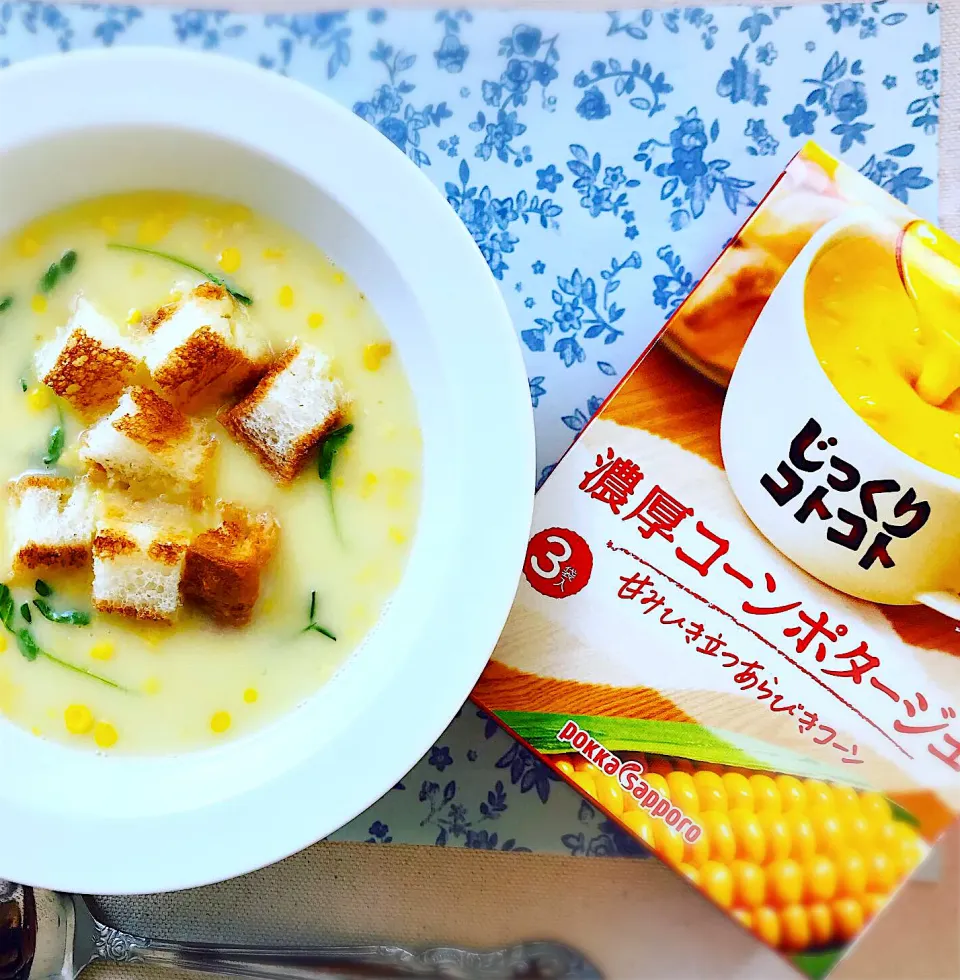 じっくりコトコト濃厚コーンポタージュ🌽✨💕コロコロに切った食パンを🍞乗せて頂きます😊🍴🌈|めぐぐさん