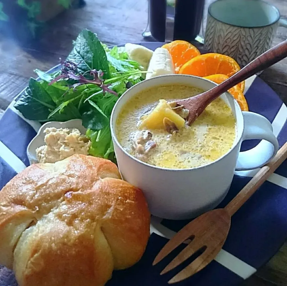 塩フランスとポルチーニとじゃがいもの
ミルクスープで朝ごパン🍴|Keitoさん