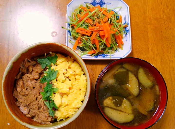 １１月７日　ツナそぼろ　豆苗とにんじんのごま和え　なすとねぎとわかめのお味噌汁|いもこ。さん