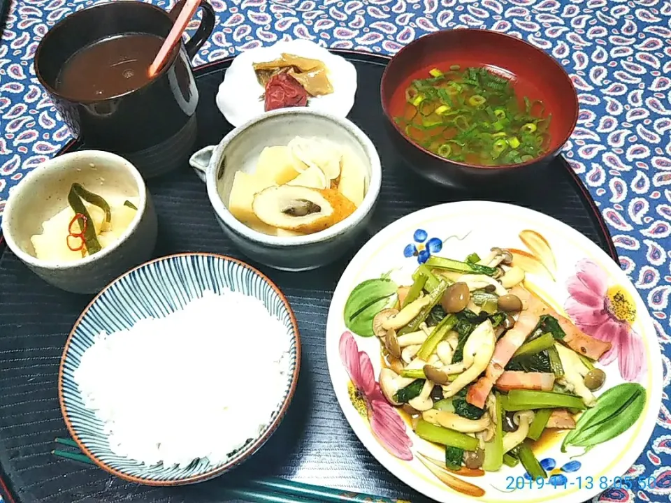 よねばーばの朝ごはん
小松菜としめじ、ベーコン炒め
葱の味噌汁
蕪と牛蒡天の煮物
生姜ココア、|yoneばーばさん