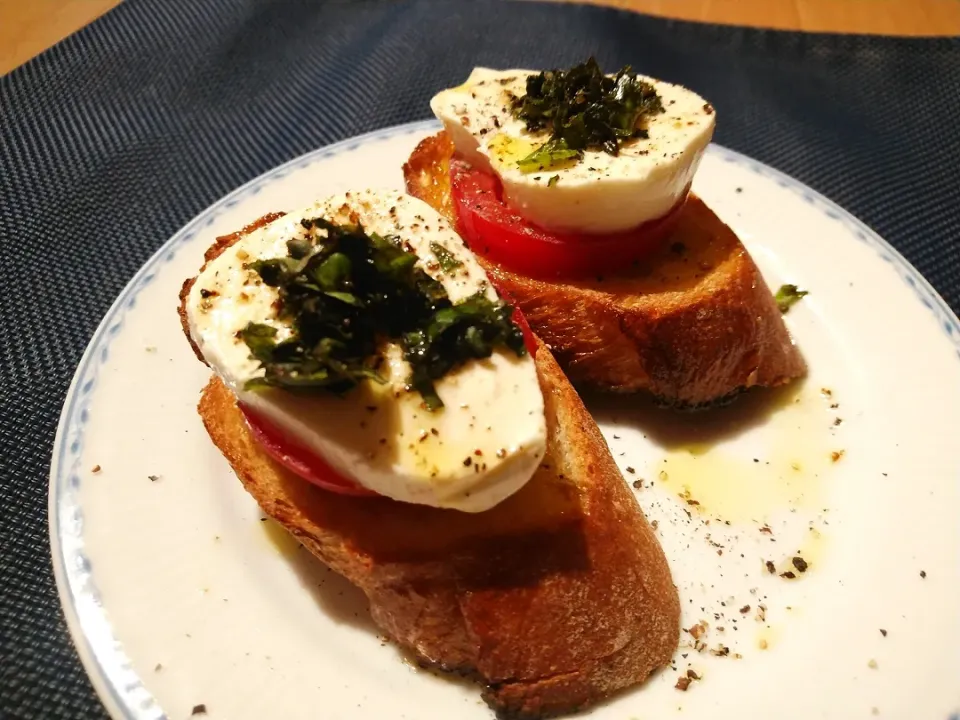 Snapdishの料理写真:Bruschetta alla Caprese
カプレーゼのブルスケッタ
|Masahiko Aasanoさん