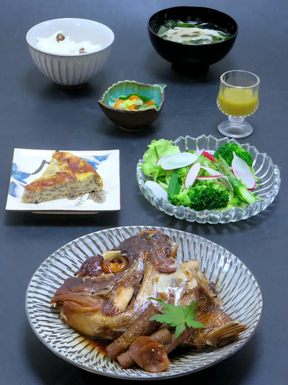 今晩は、鯛カブト煮、旬菜梨ドレッシングサラダ、切り干し大根の玉子焼き、白菜の浅漬け、小松菜と舞茸の清汁、むかごご飯|akazawa3さん