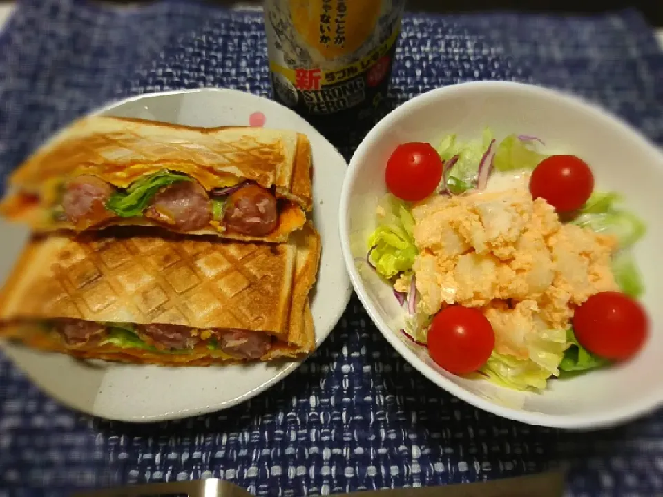 Snapdishの料理写真:★今夜の夕パン☆
☆ウィンナーチーズエッグのホットサンド
☆明太子ポテトサラダ(セブンイレブン)
☆strongzeroﾀﾞﾌﾞﾙﾚﾓﾝ|☆Chieco☆さん