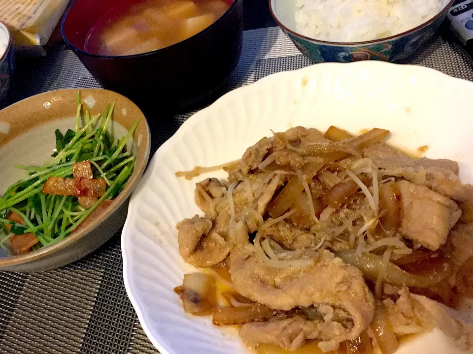 生姜焼き・豆苗のオリーブオイルサラダ|料理初心者さゆみさん