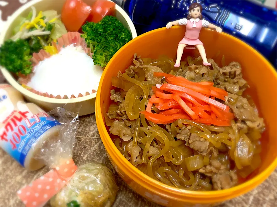 牛丼🐮&温玉&国産無添加紅生姜&白菜と菊花の出汁和え&ブロッコリー🥦&味噌玉(青梗菜・油揚げ・えのき)&トマト🍅の桃実お弁当♪|桃実さん