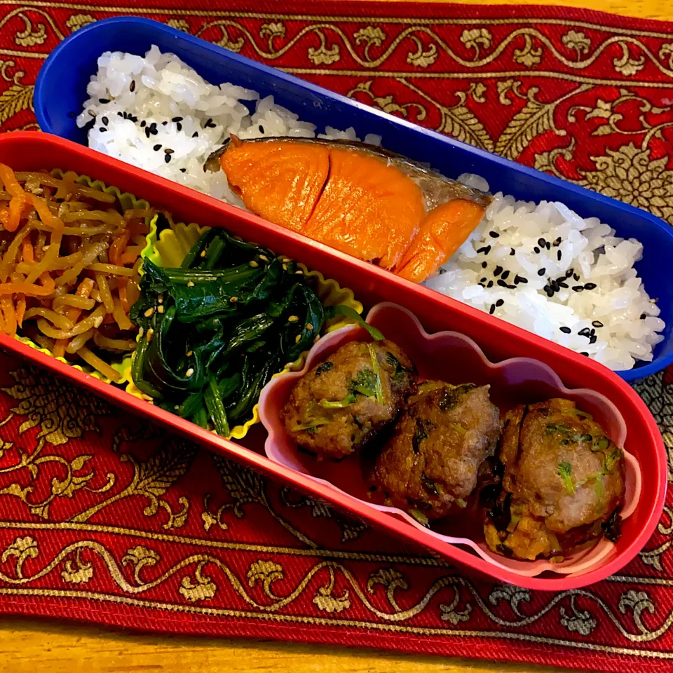 豆苗ハンバーグと、ほうれん草の胡麻和えと、きんぴら牛蒡と、焼き鮭弁当|もえさん