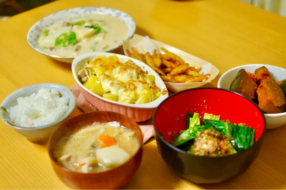 簡単グラタンと芋煮、白菜のクリーム煮、小松菜のお浸し、ワカサギの唐揚げで夜ご飯|walnutさん