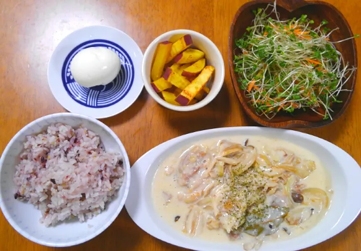 １１月１１日　鶏肉ときのこのクリーム煮　サラダ　さつまいもの塩バター炒め　茹で玉子|いもこ。さん