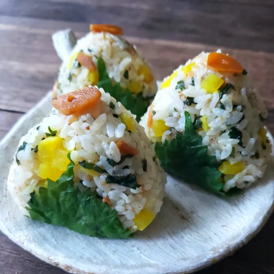 ごちそうおにぎり   になりたい
普通のおにぎり

🍙具材
ニンニク醤油漬け大葉と
たくあん、おかかを混ぜて
塩水に浸した大葉を巻いて。|Keitoさん