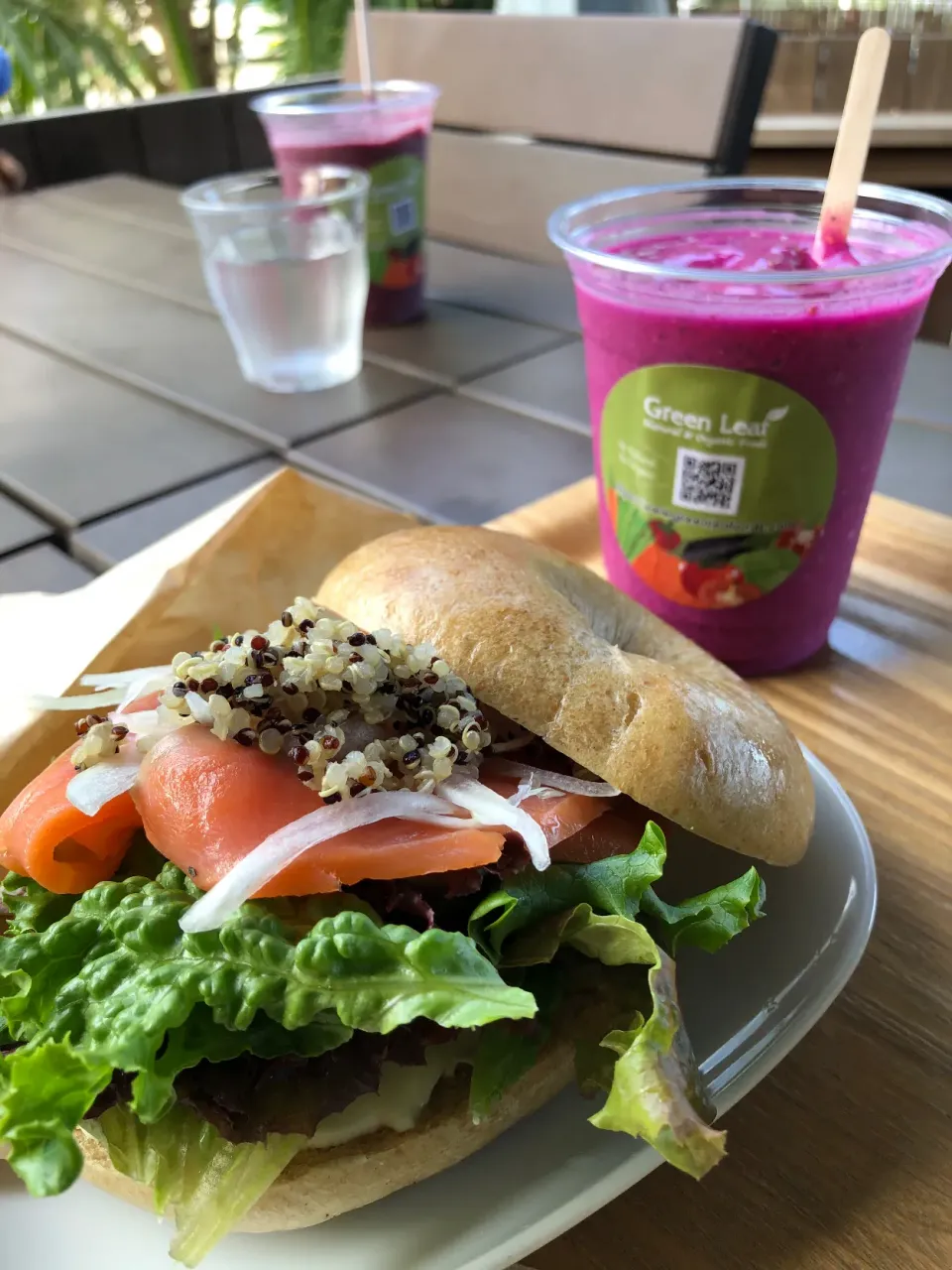 スモークサーモンとクリームチーズのベーグルサンド🥯とピタヤスムージー|のむのむさん