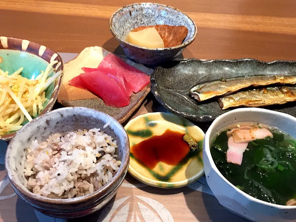 晩御飯
秋刀魚の開き、マグロの刺身、十穀米、もやしの卵とじ、わかめとネギとベーコンのスープ、大根とはんぺんの煮物|かよちゃんさん