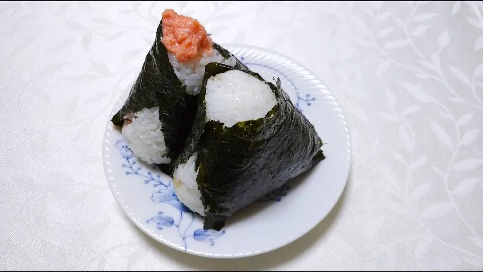 Snapdishの料理写真:11/14の夜勤弁当  
おにぎり🍙二種
明太子マヨ、おさかなミンチのそぼろ煮|卯月さん