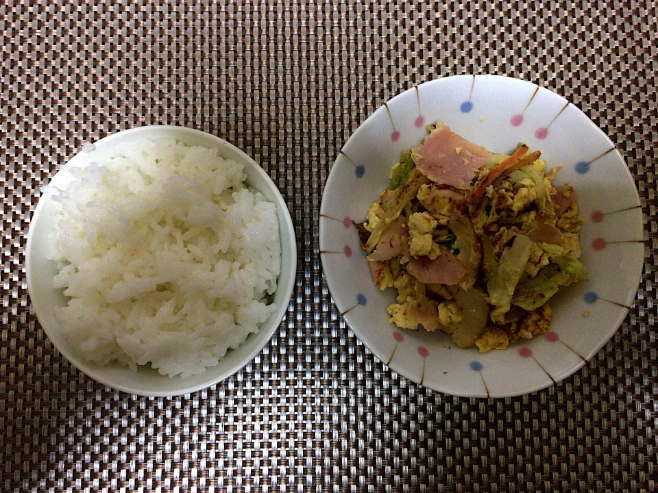 Snapdishの料理写真:ハムキャベツ玉子炒め(ハーフ)ご飯|ばーさんさん