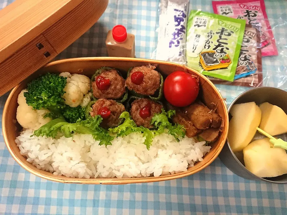 Snapdishの料理写真:🌹ピーマン肉詰めのお弁当🌹

❁ピーマン肉詰め
❁ごぼうのおかか煮
❁カリフラワー&ブロッコリー
❁プチトマト
❁りんご|クロ母さんさん