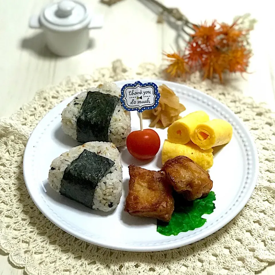 Snapdishの料理写真:おにぎり&唐揚げ置き弁当🍱。|emi.さん