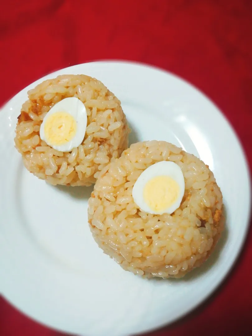 鶏そぼろごはんとうずら卵のおにぎり|つばささん