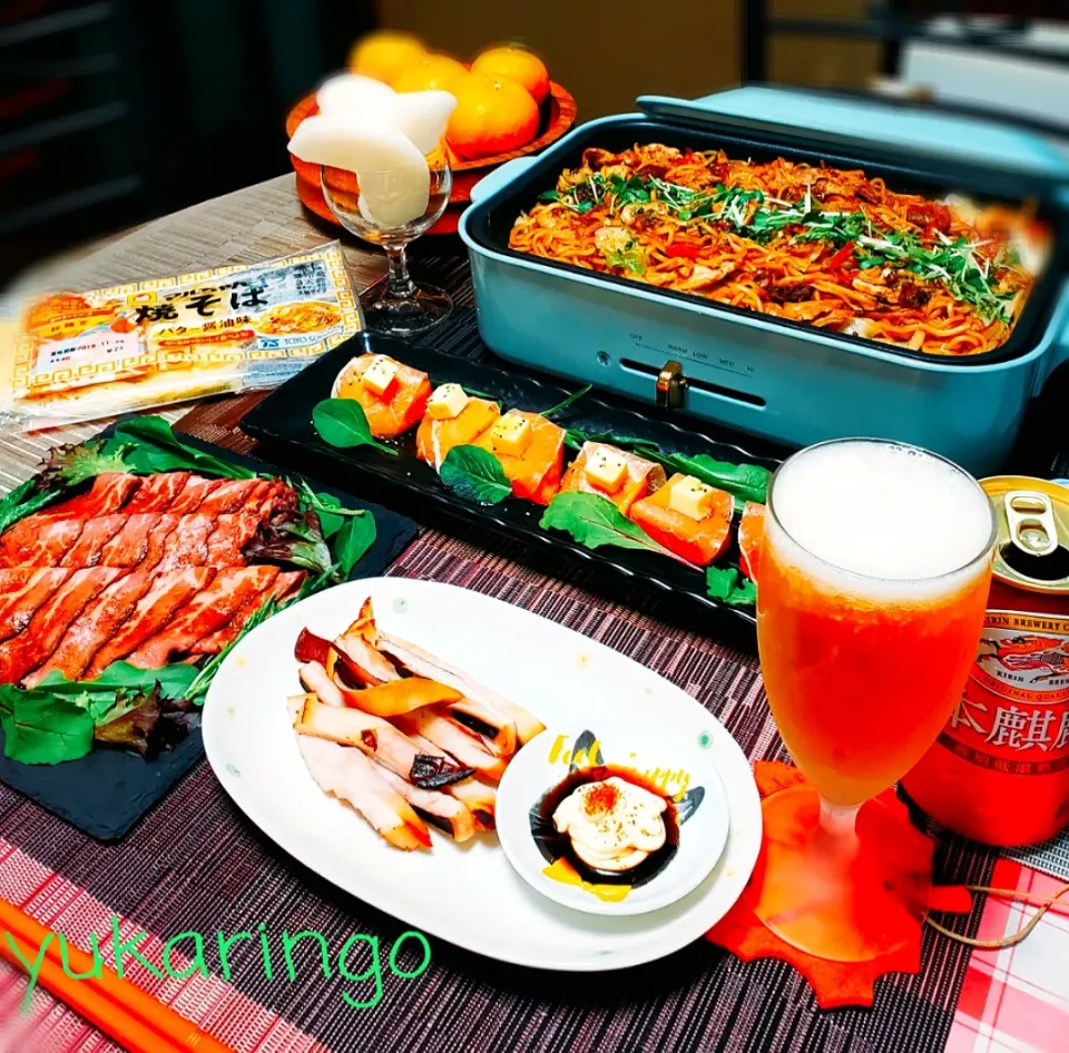 Snapdishの料理写真:🍁BRUNOで
　マルちゃん焼そば
　バター醤油味
🍁柿と生ハムのカプレーゼ
🍁ロ－ストビーフ
　赤ワインソ－ス
🍁イカの炙り焼き
🍁にっこり梨
🍁本麒麟で✨🍻🎶|yukaringoさん