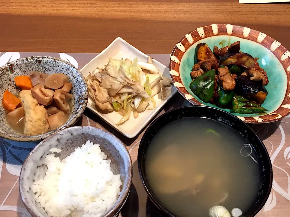 晩御飯
茄子と豚肉とピーマンの甘味噌炒め、舞茸と長ネギの塩ダレ炒め、がんもと根菜の煮物、白米、あさりの味噌汁|かよちゃんさん