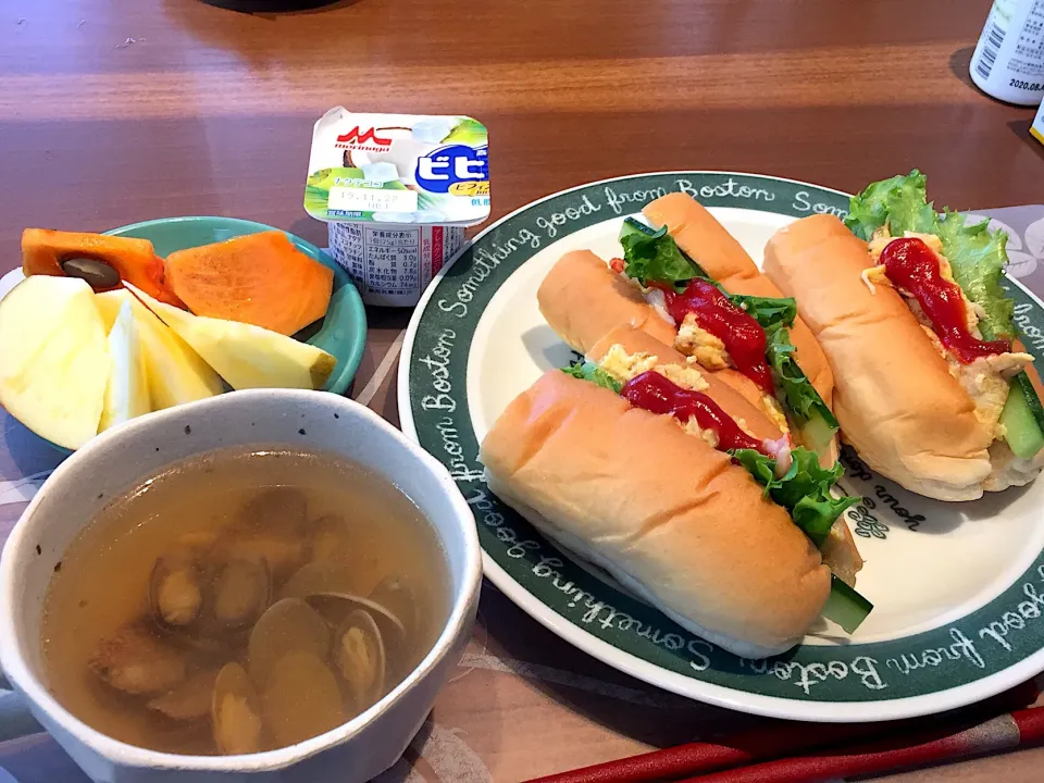 土曜日の朝ごはん
ホットドッグ、あさりのコンソメスープ、あいかリンゴ、富裕柿、ナタデココヨーグルト|かよちゃんさん