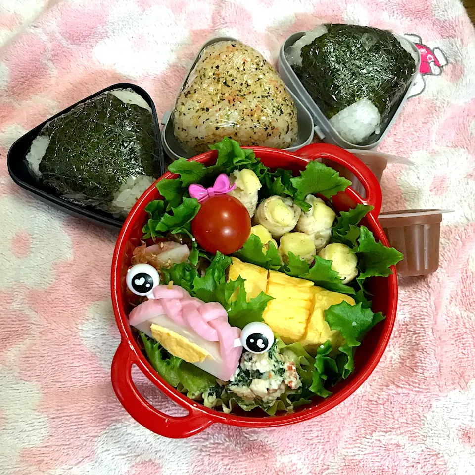 おにぎり弁当🍙〜明太子おにぎり・カツオおにぎり・鮭ふりかけおにぎり・鶏肉梅しそチーズ巻き・玉子焼き・やみつき白菜かまぼこ・ほうれん草白和え〜|華恋さん