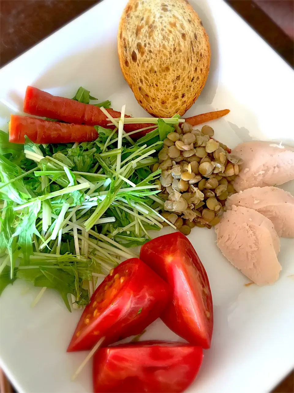 鶏胸肉のコンフィとレンズ豆の有機野菜サラダ　ラスク添え|カピバラおやじさん