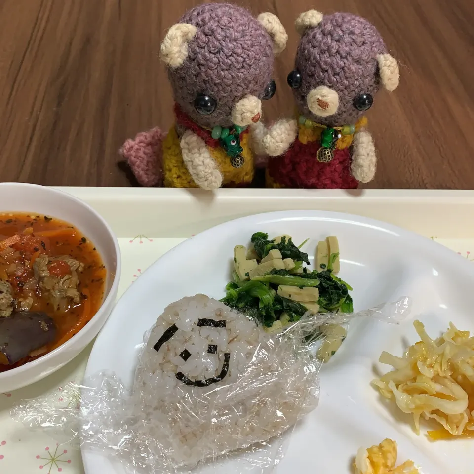 Snapdishの料理写真:顔だけ付けてみたおむすびでお昼ご飯( ・∇・)|chagashiさん