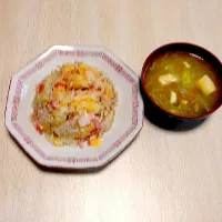 カニかまチャーハンと野菜たっぷり中華スープ|きゃいとさん