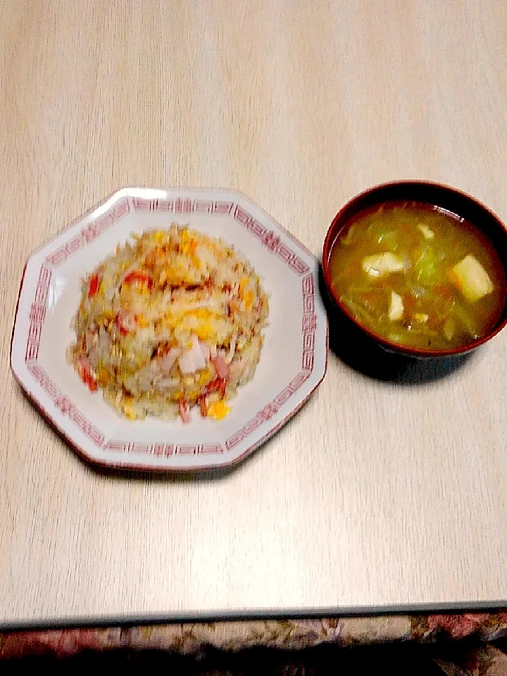 カニかまチャーハンと野菜たっぷり中華スープ|きゃいとさん