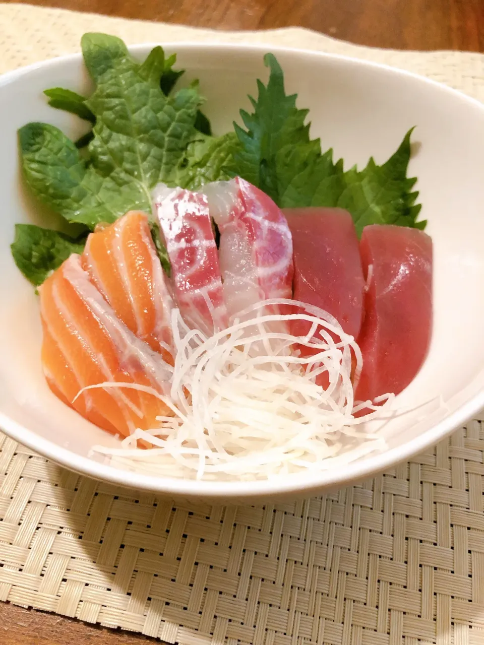 Snapdishの料理写真:海鮮丼〜わさび菜＆大葉添え|レガーミさん