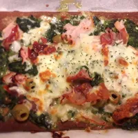 linseed pizza spinach 3 cheese ham prosciutto olives|claudia teaさん