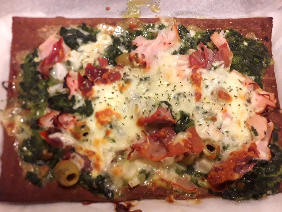 linseed pizza spinach 3 cheese ham prosciutto olives|claudia teaさん