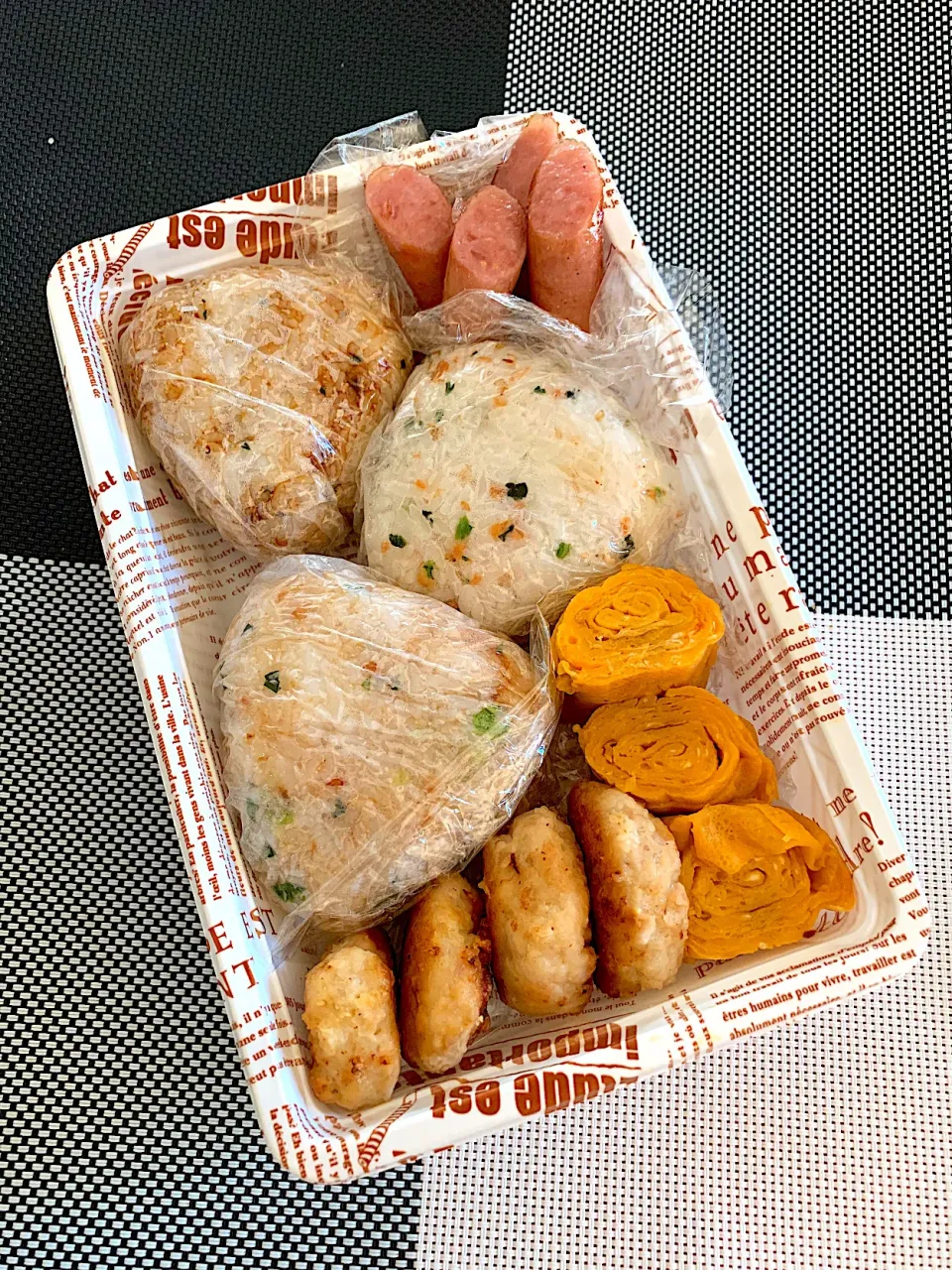 Snapdishの料理写真:からあげビールさんの料理 懐かし旨い♪ねこまんまおにぎり
2019.11.17 高3男子弁当～模試弁|Loackerさん