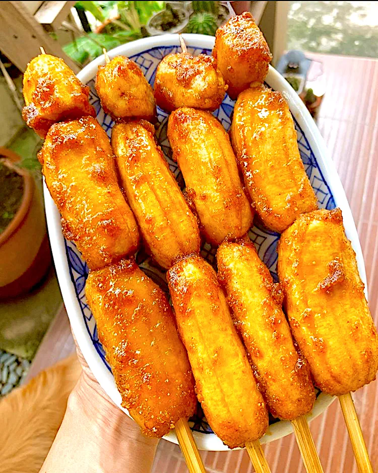 Snapdishの料理写真:Yummy Banana Q / brown sugar coated banana on a stick 🍢 delish|🌺IAnneさん