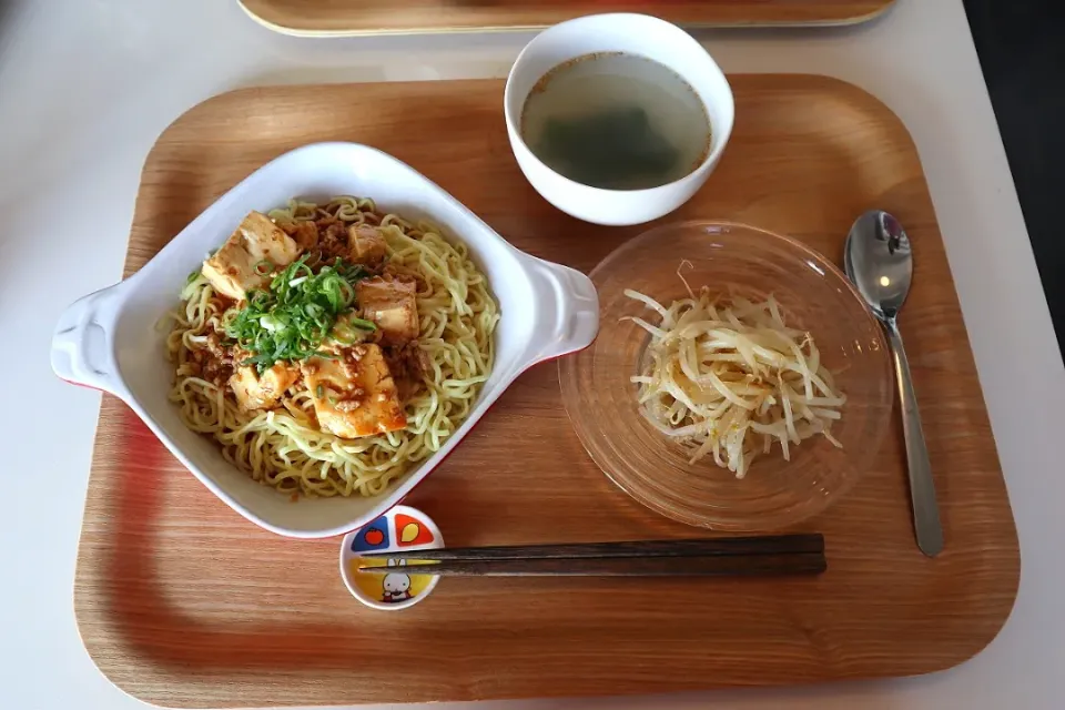 今日の昼食 汁なし麻婆麺、もやしのごま和え、わかめスープ|pinknari🐰🌈さん