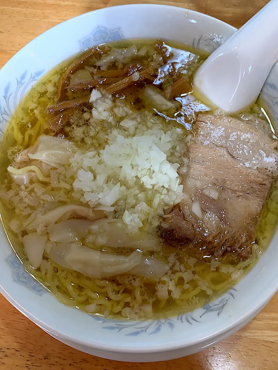 Snapdishの料理写真:前足ラーメン かくれが 塩ワンタンメン|CSさん