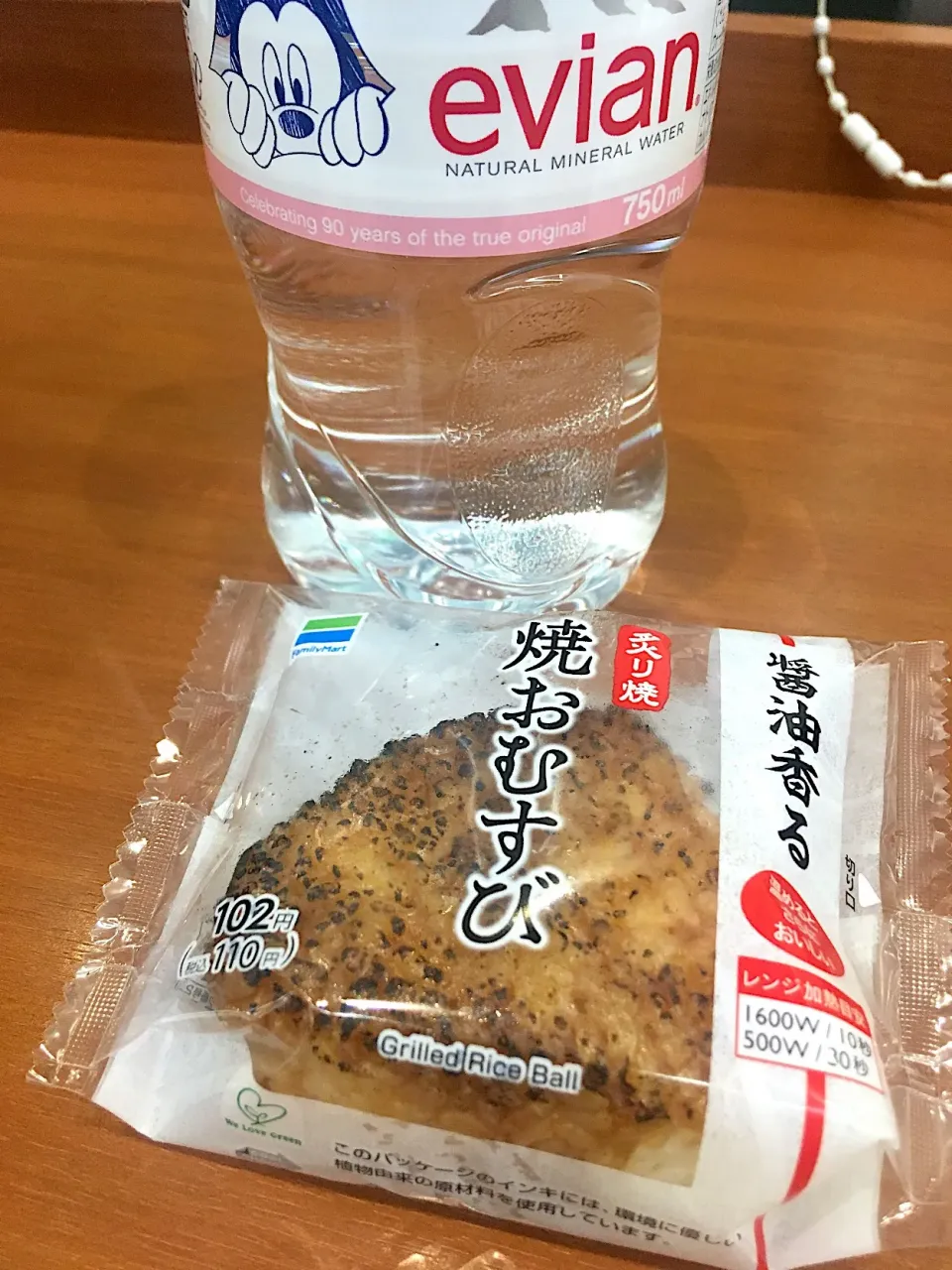 Snapdishの料理写真:焼きおにぎり〜と水
 #onigiriaction|morimi32さん