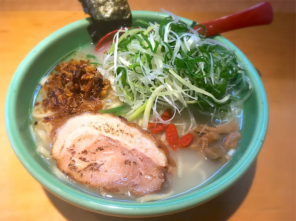 Snapdishの料理写真:喜楽々ラーメン太麺 葱トッピング　飽きないなぁ、ここの店のラーメン(^O^)|リフルシャッフルさん