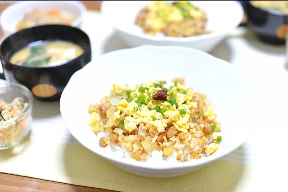 おさかなミンチで納豆丼🍜

玉ねぎ、納豆、おさかなミンチ、卵&ご飯🍚
ササッと炒めて醤油を回しかけるだけ！ヘルシーボリューム丼の完成！|さわ太郎さん