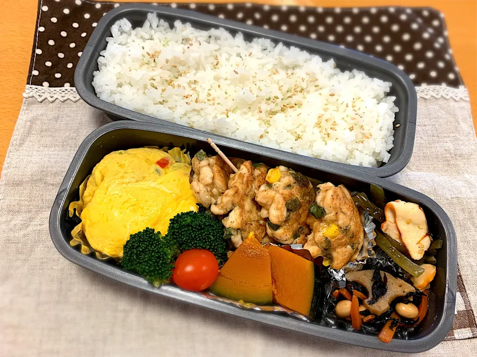 ザクチキ🐓🌽まん丸卵🥚かぼちゃ煮物🎃ひじき🥕イカ茎若布中華煮🦑🥦🍅🍚|あやこさん