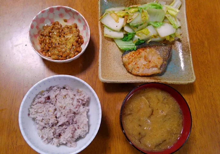 Snapdishの料理写真:１１月１４日　鰤の塩焼き　白菜のにんにく炒め　納豆　もずくと切り干し大根のお味噌汁|いもこ。さん