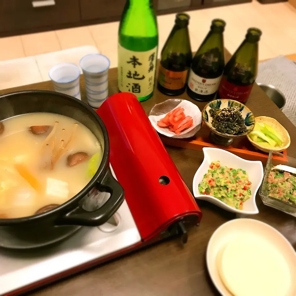 お魚ミンチで水餃子鍋。お魚ミンチにニラとパプリカを入れました。|MAYUKOさん