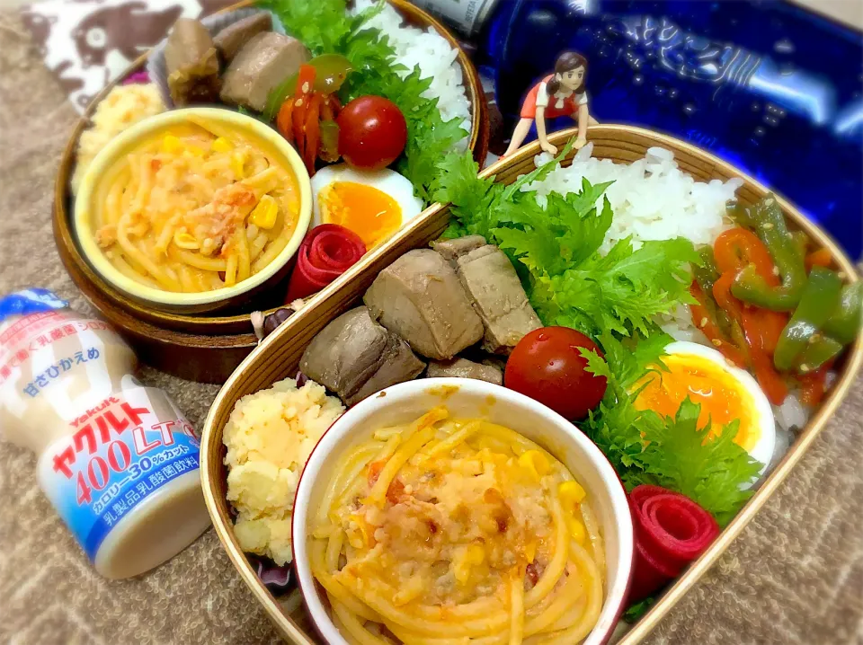 マグロの角煮&茹で玉子&トマトクリームチキンパスタグラタン&パプリカきんぴら&明太ポテサラ&わさび菜&プチトマト🍅&紅芯大根の甘酢漬けの夫婦お弁当♪|桃実さん