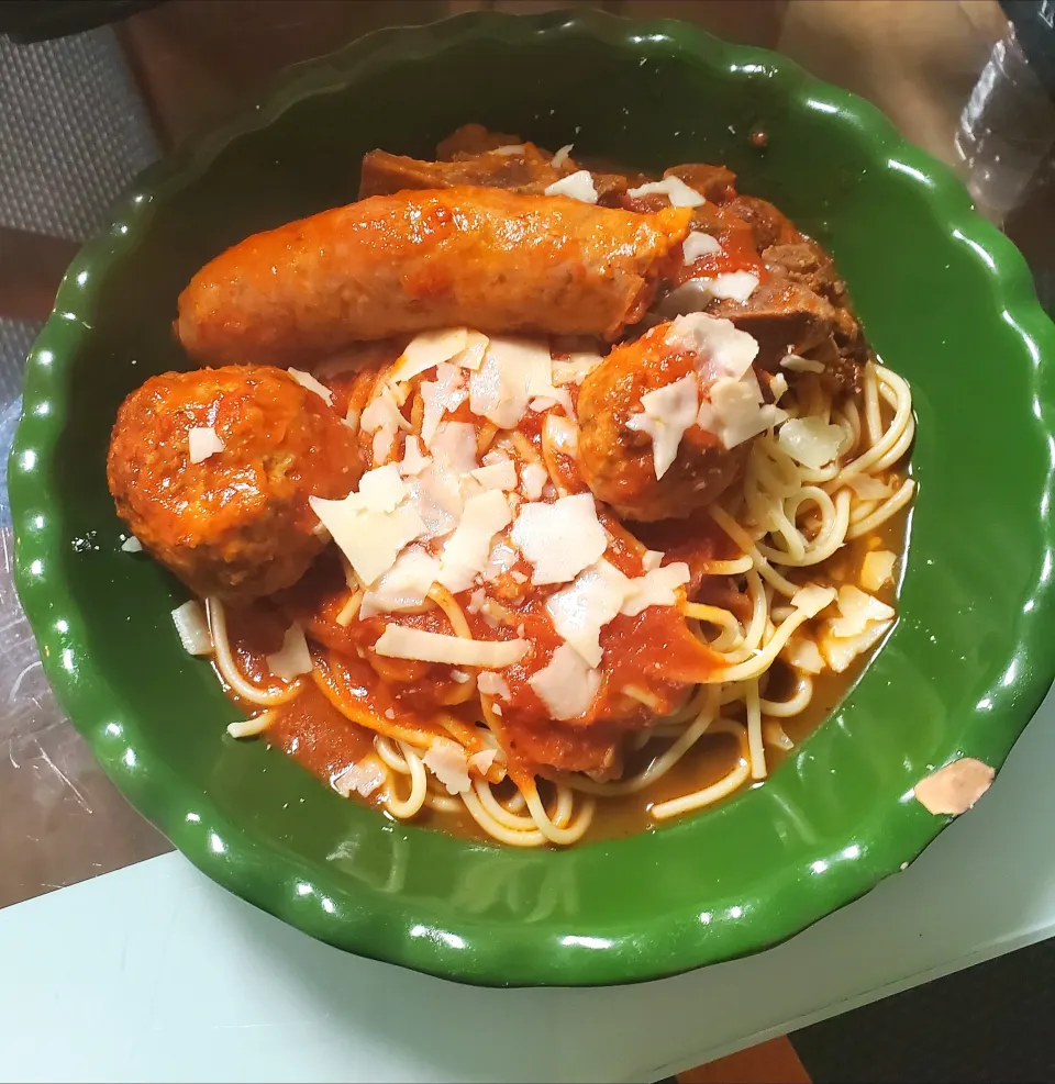 Spaghetti with Beef Short Ribs Italian Sausage and Meatballs. Homemade Mariana Sauce.|Frank Ortizさん