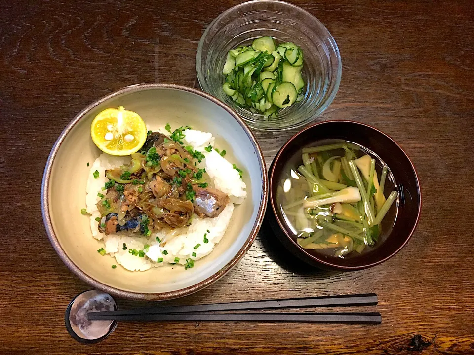 Snapdishの料理写真:鯖缶丼、きゅうりの酢の物、きのこと水菜のお吸い物|カドラさん