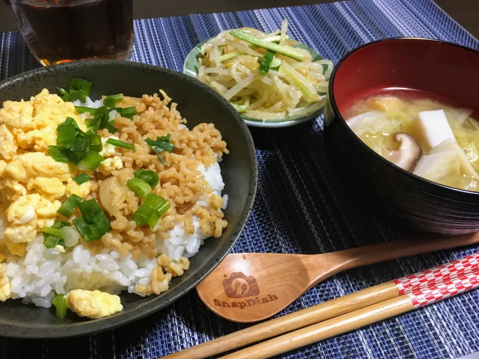 そぼろごはん、もやしの胡麻和え、里芋の味噌汁|ちぐあささん