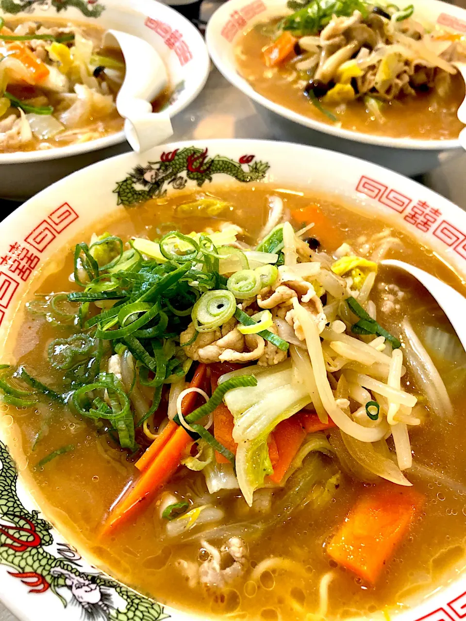 Snapdishの料理写真:インスタントラーメンで【野菜たっぷりラーメン☆】|SAKURA🌸さん